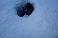 氷穴では、このような穴からハシゴを使って下に降りていきます。