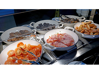 朝食はバイキング形式。<br>特にブラックプディングは日本人好みの味だと思います。