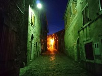 モトブン・幻想的な夜の町並み