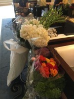 ニースのお花市場で買い求めましたお花を水上げしなくてはなりません