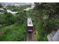 カプリ島の港から出ているケーブルカー