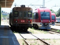 発車ホーム番号の掲示がなく、行きたい方向の列車が来たら乗る。