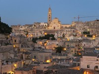 レストランのテラスから夕暮れの町を見下ろして