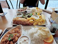 中央のお皿にあるのがフィッシュ＆チップス。
