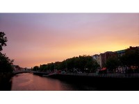 夜の9時でもこの明るさです。