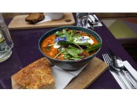 ランチで食べたカレーはどんぶりに入っていてかなりのボリューム。
