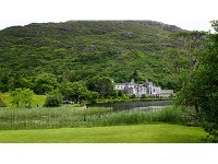 ひっそりと佇むカイルモア修道院。
