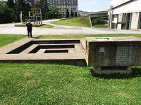 フェルミ二のサンピエール礼拝堂外観と屋外・洗礼槽