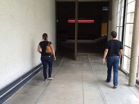 ラトゥ―レット修道院礼拝堂に向かうところです。緩やかな下りの廊下を下ってゆくと、礼拝堂があります。礼拝堂入口の扉を開けると、十字架になります。