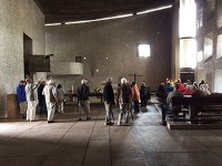 ロンシャン礼拝堂内。多く人が見物に訪れていました。