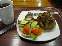昼食はベークドポテト＆ハギス　意外とおいしい！