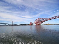 一番左奥に建設中の橋（まだつながっていない、破線状のもの）、左フォースロードブリッジ(昨日通った吊り橋)、右赤いフォース鉄橋(鉄道)