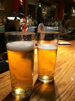 ヒースロー空港のバルで早速ビールを立ち飲み。