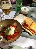 お昼は生ハムのサンドイッチとトマトとモツァレラチーズのサラダ、美味しい～！！モツァレラチーズが圧倒的に違う！