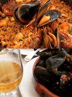 海沿いのバルセロネータのヨットハーバーが見渡せるお店で、魚介のパエリア！！白ワインが進みます。