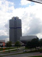 やってきましたBMW本社です