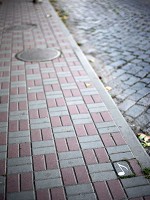 歩道に埋め込まれた音符を辿って、名所を周ります。