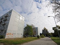 リエパーヤ中心部からバスでカロスタへ。集合住宅が立ち並ぶ中に突然ロシア正教の聖堂が現れます。