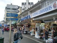 聖域以外は土産物店が立ち並び、観光地ならでは雰囲気