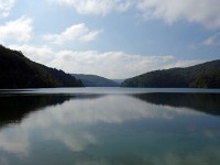 湖を横切る船から見た景色
