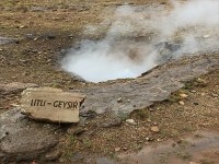 地面を流れている水も溜まっている水も全て熱湯。ここで、しゃぶしゃぶ出来るかな～