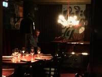 ピアノの生演奏が聴ける雰囲気のある店内