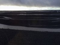 真っ黒な海岸が続きます
