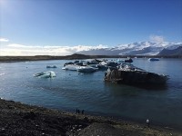 氷山の黒い部分は火山灰などが入り込んだ部分とのこと