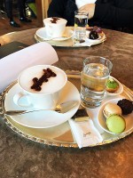 バーンホフ通りのシュプリュングリ。2階が喫茶店になっていて空いてる席に座るとオーダーを取りにきてくれます。これはセットで14フランでした。