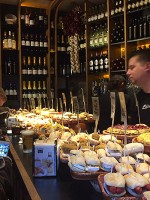 バルのカウンターに並ぶピンチョス