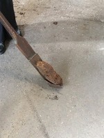 ラフロイグ_ピートはこれで掘り出します