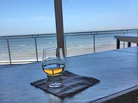 海がみえるボウモアのティスティングルーム