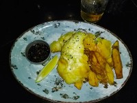 現地の食事(イギリスみたいですがフィッシュ&チップス)