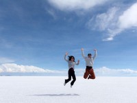 天空に向かって － 乾季には湖全体が真っ白な大地に。