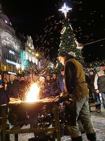 クリスマス用のオーナメントを作る職人さん