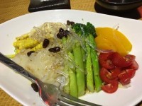和風サラダは、黄桃付き