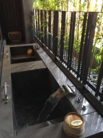 お部屋の半露天風呂 シャワーも外と、室内完備 まさに源泉かけながし！