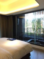 スタイリッシュなお部屋は、天井も高いし、ベットもふかふか