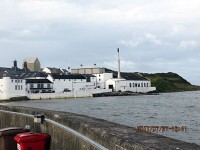 湊の堤防から Bowmore の蒸留所を見る