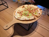 ベーコンとネギのピザ