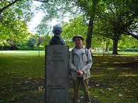 James Joyceの像と共に