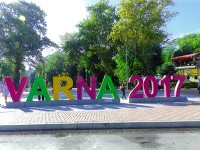 VARNAオブジェ（ネザヴィシモスト広場から）