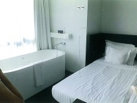 ベッドの横にバスタブ