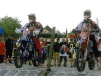 ISDE トロフィチーム　210鈴木選手 212前橋選手
