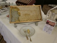 朝食のビュッフェ台には、養蜂箱からそのまま引き出された蜂蜜が