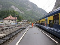 ツヴァイリュチーネン駅でグリンデルワルト方面（左へ）とラウターブルネン方面（直進）へ分かれます