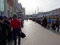 トルファン駅の行列