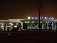タシケント空港：建物前に必ずチェックポイントが！