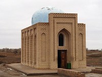 イル・アルスラン廟：この中に→→
