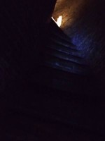 中は真っ暗